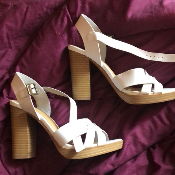 WHITE HEELS - Picture 2 of 6